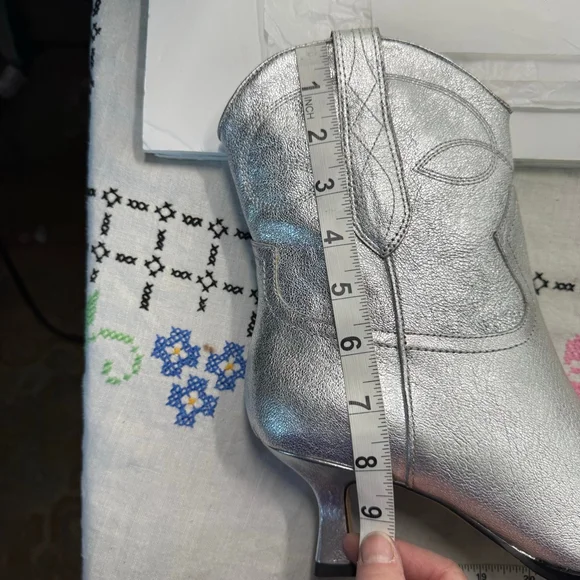 Dolce Vita Angel Silver Boots Women 7 Kitten Heels - Picture 9 of 10
